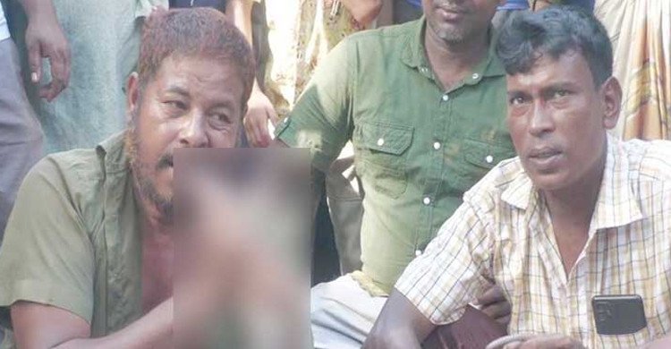 সাপের ছোবলে সাপুড়ের মৃত্যু, প্রতিশোধে সেই সাপ কাচা চিবিয়ে খেল আরেক সাপুড়ে!